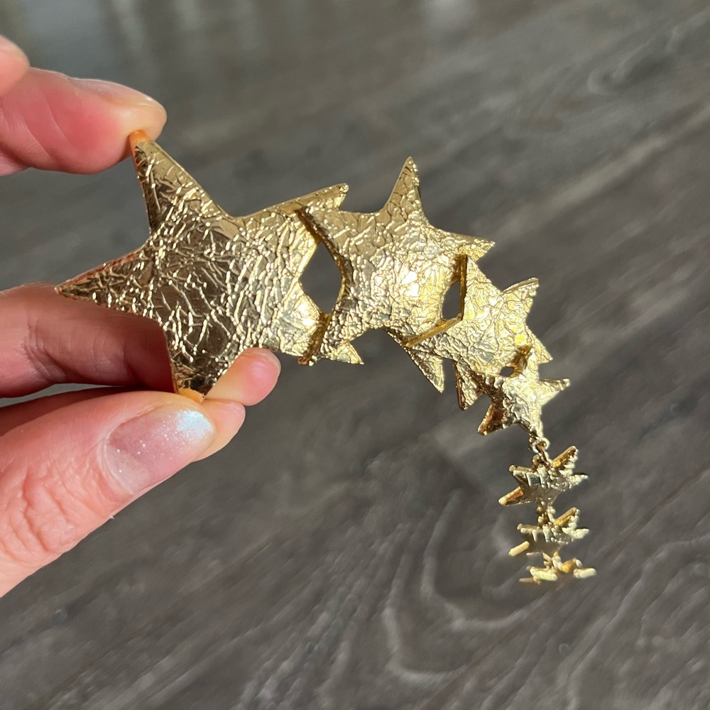 Rare 70's Signed Ultra Craft Textured Gold Tone Metal Star Dangle Brooch Vintage
